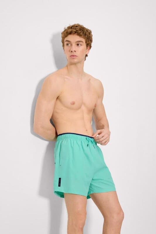 Aprovecha la oferta del bañador juvenil verde, cómodo y perfecto para verano