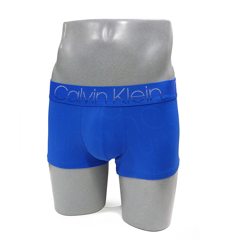 Has visto este nuevo modelo de bóxer de Calvin Klein en azul? Intimo