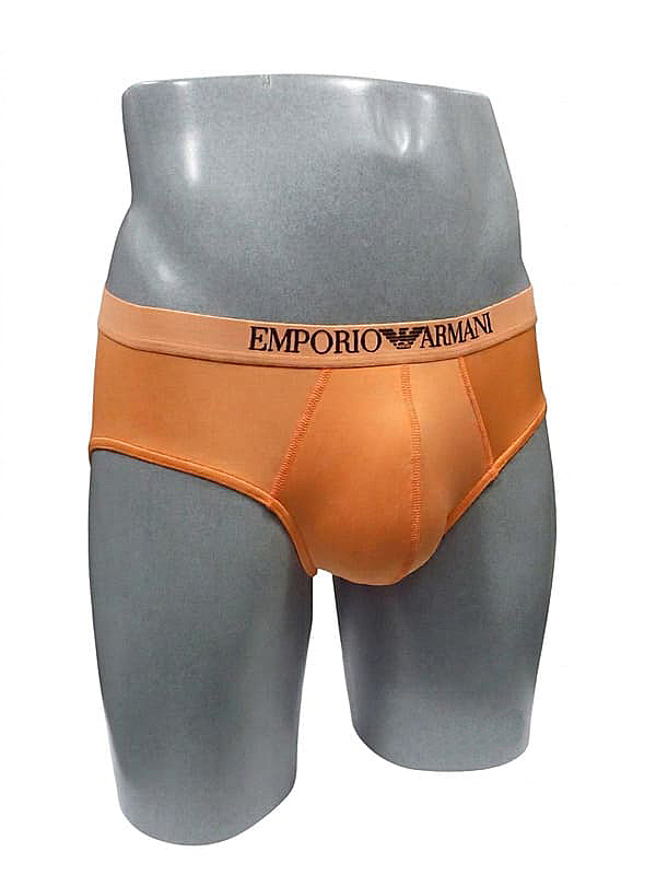Aprovecha esta oferta exclusiva y dale a tu guardarropa masculino un toque de color con un slip de Emporio Armani.