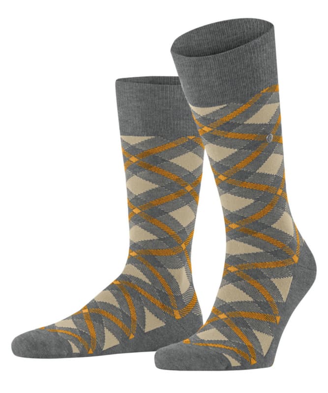 Los calcetines Burlington transforman un look sencillo en una declaración de moda.