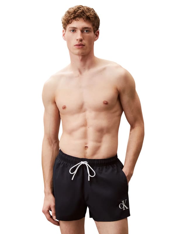 Este verano, apuesta por lo clásico: compra el bañador azul marino de Calvin Klein.