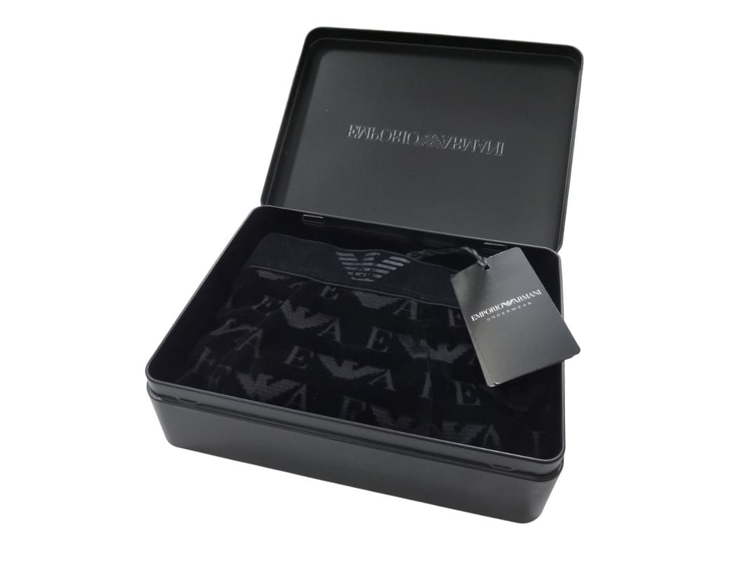 Haz único tu regalo navideño con el calzoncillo de Emporio Armani, sofisticado y de diseño excepcional.