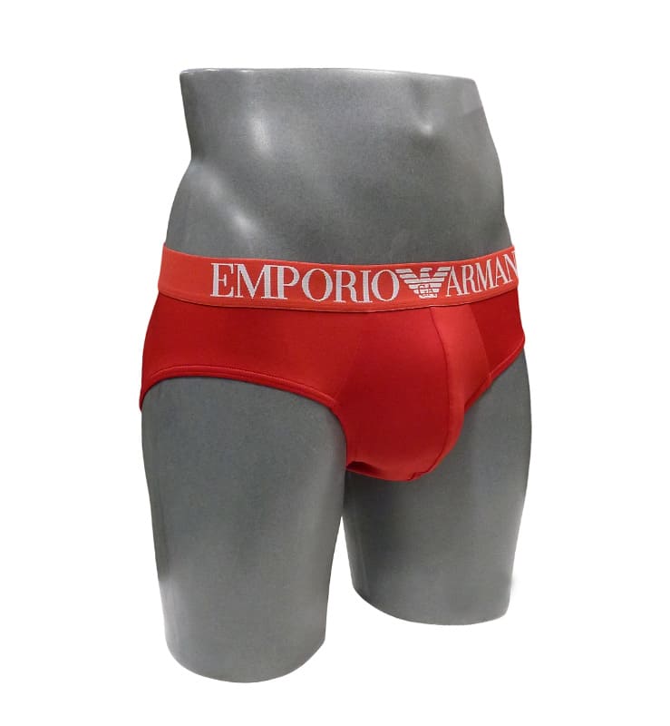 Rojo intenso, elegancia en slips de Emporio Armani.