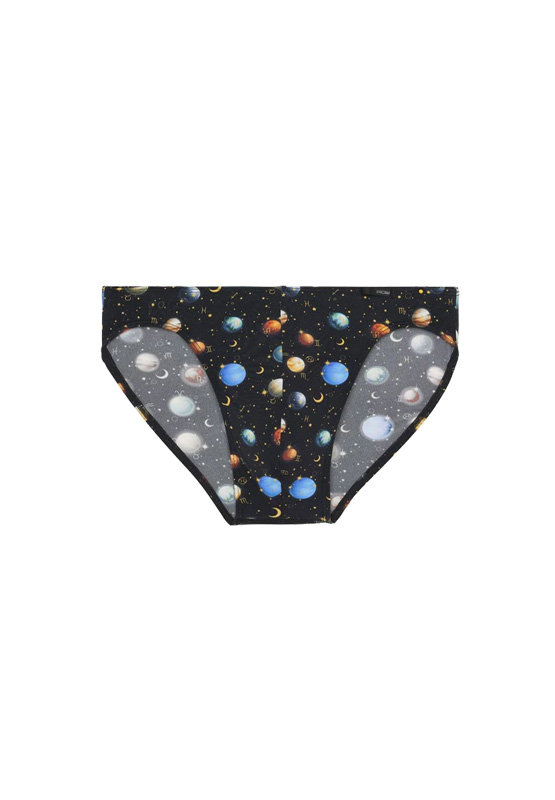 Compra ya el slip con planetas en vivos colores y marca la diferencia.