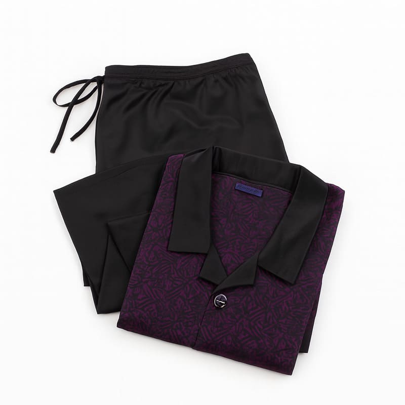 El pijama HOM de seda natural ofrece lujo auténtico, perfecto para quienes aprecian calidad y distinción.