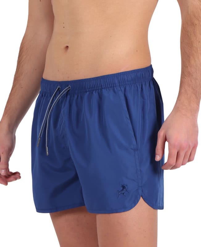 Dale un giro fresco a tu look de playa con el bañador Lois Rocky en azul.