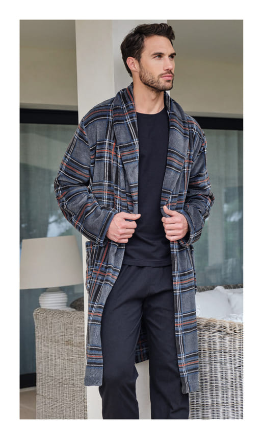 Bata de abrigo Massana, clásica y elegante, perfecta como regalo para él.