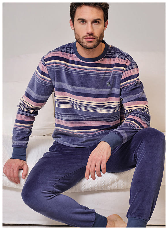 El pijama Massana para hombre es el homewear perfecto para noches de invierno.