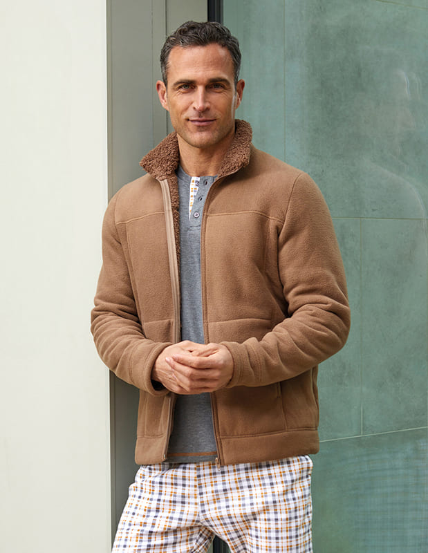 Descubre la calidez de la Parka Barandi de tejido polar en color arena beige, disponible ahora.