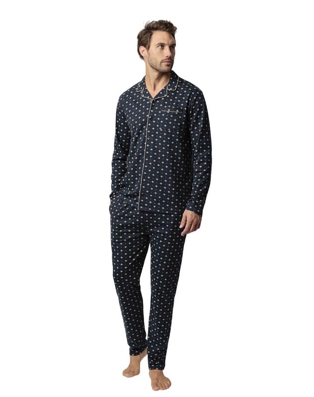 Duerme con estilo: pijama de viscosa y algodón, ideal para cualquier noche.