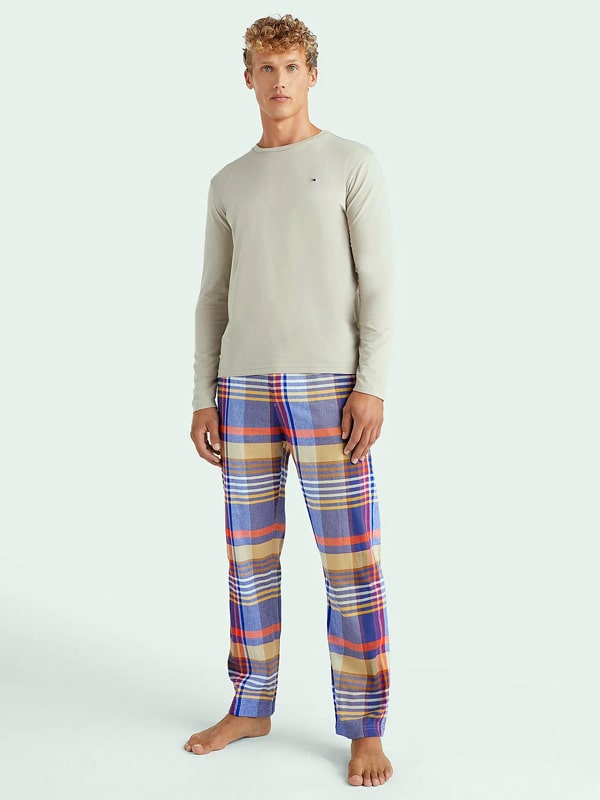 Comprar online Pijama Tommy Hilfiger en beige y pantalón afelpado