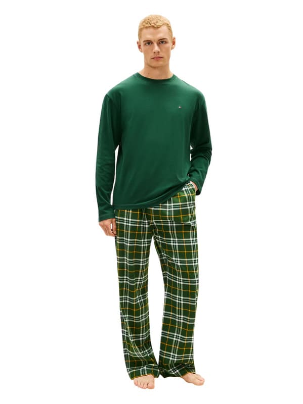 Compra pijama Tommy Hilfiger verde con cuadros, ideal todo el año.
