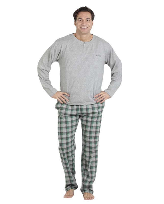 Compra este Pijama Pettrus Man de algodón ligero, perfecto para usar todo el año.