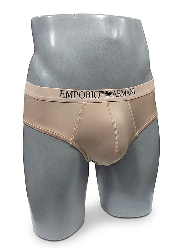 Aprovecha esta oferta exclusiva y dale a tu guardarropa masculino un toque moderno con un slip de Emporio Armani.