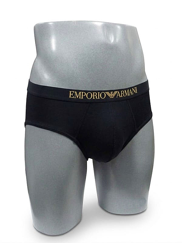 Haz que cada día cuente con un slip de Emporio Armani; una oferta que redefine el confort y el estilo para cualquier hombre.