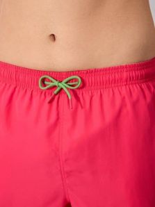 Compra online el bañador juvenil fucsia, con tejido ligero y secado rápido