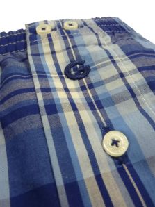 Moda masculina: bóxer clásico en algodón con cuadros azules vibrantes.