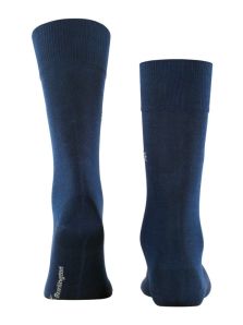 Ideas para vestir a un novio con calcetines de Burlington en azul royal