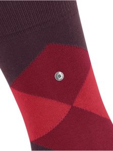 Dale un toque de distinción a tu traje con los calcetines burdeos Burlington.