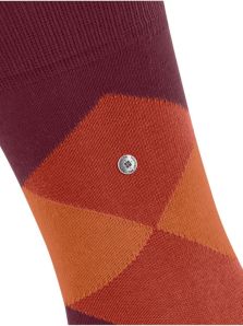 Este invierno, sorprende con unos cálidos calcetines Burlington de rombos en vivos colores.