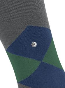 Dale un toque moderno a tu estilo con los calcetines Burlington grises de rombos contrastados.