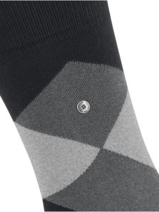Dale un toque moderno a tu estilo con los calcetines Burlington negros de rombos contrastados.