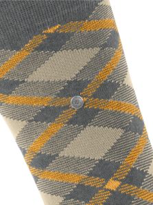 Haz de cada paso una experiencia de estilo con calcetines Burlington.