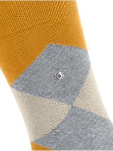 Dale un toque juvenil a tu atuendo con los calcetines amarillos Burlington.