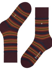 Haz que cada paso cuente con los elegantes calcetines burdeos Burlington.