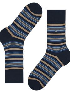 Haz que cada paso cuente con los elegantes calcetines azul marino Burlington.