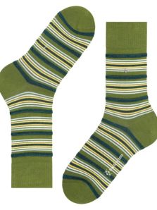 Haz que cada paso cuente con los chic calcetines a rayas Burlington.