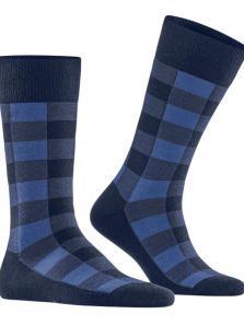 Transforma tu look con los cómodos calcetines de cuadros Burlington.
