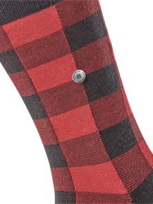 Este invierno, elige los calcetines negro Burlington para un look moderno.