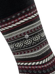 Los calcetines Burlington combinan confort y estilo para quienes caminan con confianza.