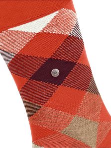 El color naranja del calcetín Burlington Newcastle de lana realza cualquier conjunto con sutileza.