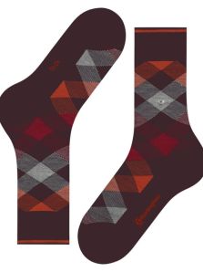 Calcetín Burlington Newcastle color barolo, ideal para combinar con cualquier atuendo masculino y elegante.