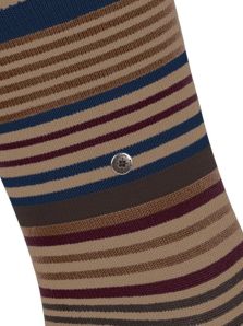 Este invierno, elige los elegantes calcetines beige Burlington para un look desenfadado.