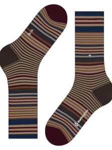 Haz que cada paso cuente con los calcetines a rayas beige de Burlington.