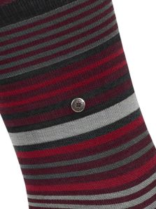 Calcetines Burlington en rojo burdeos: la mezcla perfecta de calidad y estilo.