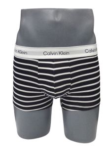 Aprovecha la oferta y compra el pack de 3 calzoncillos básicos de Calvin Klein en azul marino, rayas y azul cielo.