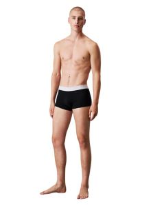 Para hombre moderno, este calzoncillo de Calvin Klein en algodón es un pack original y práctico.