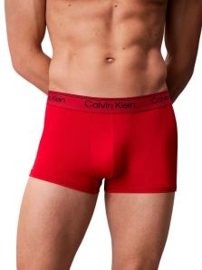 Regala estilo y ligereza con este pack con 3 boxers de Calvin Klein en microfibra premium.