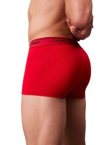 Pack económico con 3 boxers de Calvin Klein en microfibra, suaves, resistentes y perfectos para uso diario.