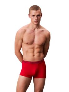 Para el hombre moderno, este pack con 3 boxers de Calvin Klein en microfibra es práctico, original y muy cómodo.