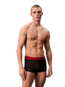 Caja original con tres boxers Calvin Klein perfectos como regalo práctico y elegante.