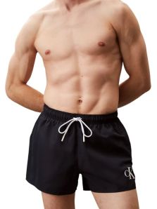 Dale un toque elegante a tus días de playa con este bañador Calvin Klein en azul marino.