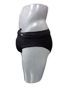 Bañador Calvin Klein en negro para hombre, flexible y juvenil.