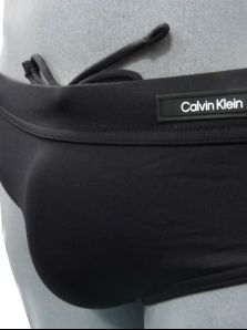 Bañador tipo slip Calvin Klein negro, ligero y cómodo para la piscina.