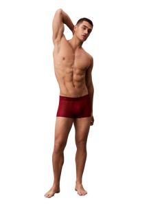 Navidad perfecta con regalo Calvin Klein: detalle moderno, cómodo y rojo.