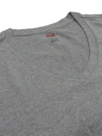 Camiseta Levi's gris en cuello pico